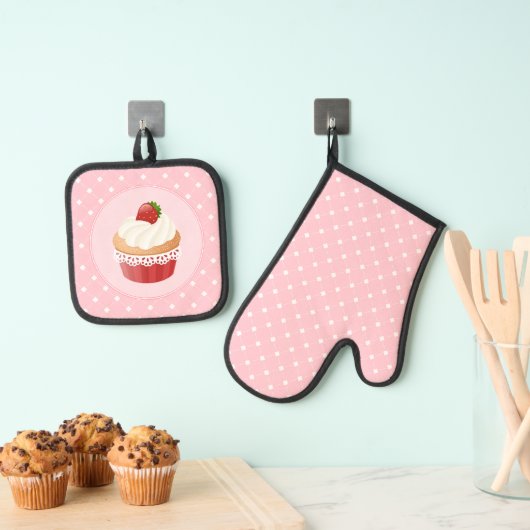 Ensemble De Gant De Cuisine Et De Manique Sucré délicieux Cupcake aux fraises (In situ (suspendu))