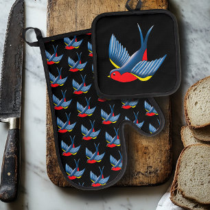 Ensemble De Gant De Cuisine Et De Manique Tatouage de style traditionnel d'oiseau hirondelle