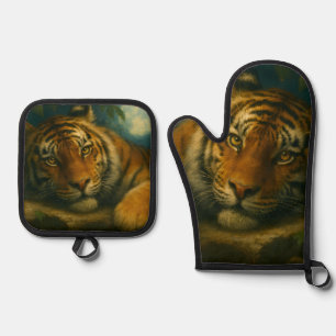 Ensemble De Gant De Cuisine Et De Manique Tigre d'aquarelle reposant dans la forêt nocturne