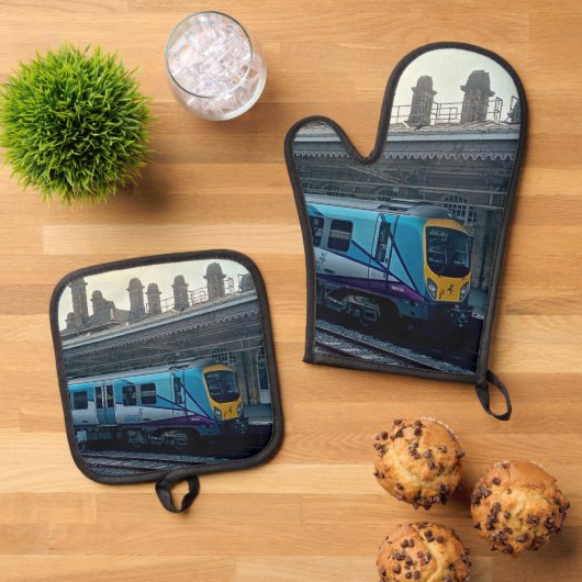 Ensemble De Gant De Cuisine Et De Manique Train bleu clair et jaune (De haut en bas)