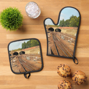 Ensemble De Gant De Cuisine Et De Manique Trains