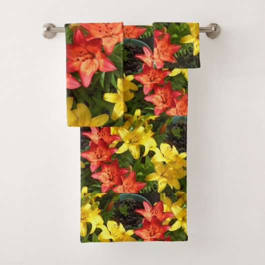 Ensemble de serviettes à fleurs rouges et jaunes (En situation)