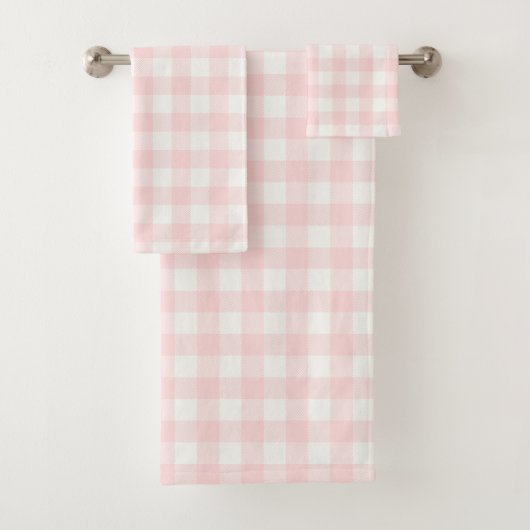 Ensemble de serviettes de bain à carreaux rose et (En situation)