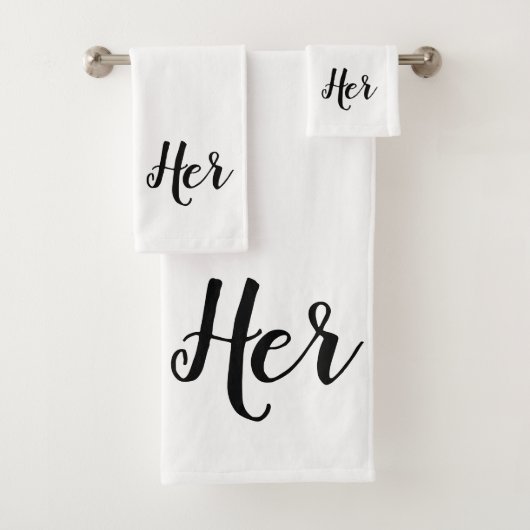 Ensemble de serviettes de bain à monogramme avec é (En situation)