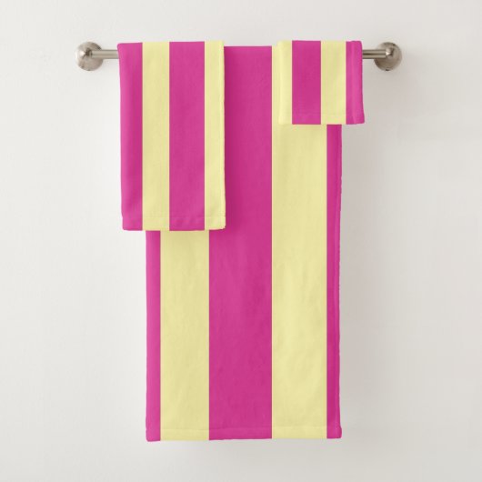 Ensemble de serviettes de bain à rayures roses et (En situation)
