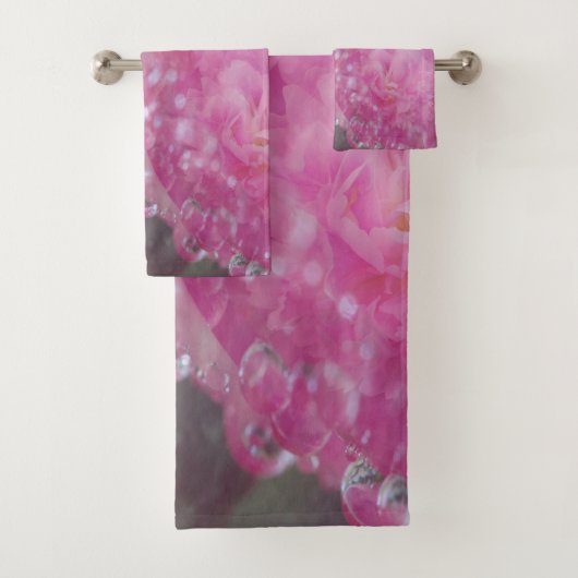 Ensemble de serviettes de bain aux fleurs corail, (En situation)
