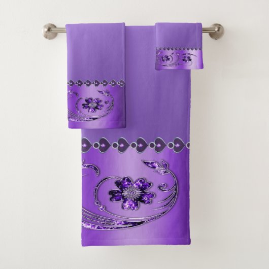 Ensemble de serviettes de bain florales pourpre (En situation)
