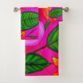 Ensemble de serviettes de bain florales rose chaud (En situation)