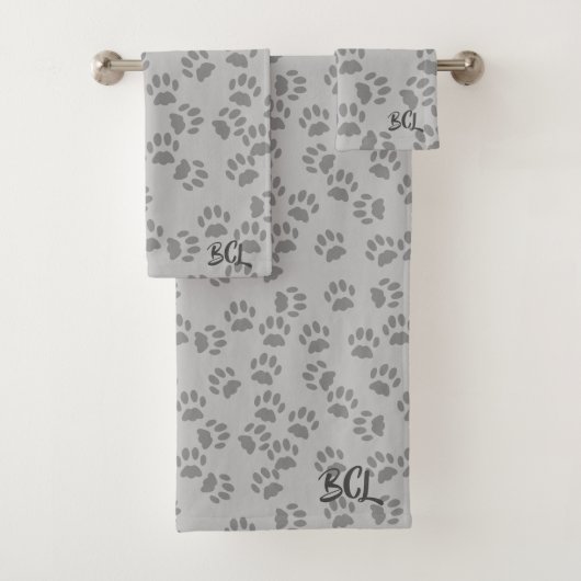 Ensemble de serviettes de bain gris Monogram Empre (En situation)
