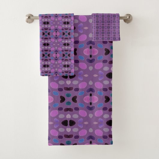 Ensemble de serviettes de bain mauve design (En situation)