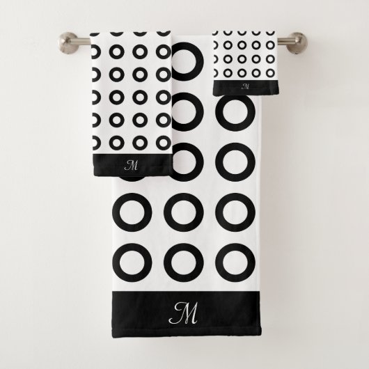 Ensemble de serviettes de bain noires et blanches (En situation)