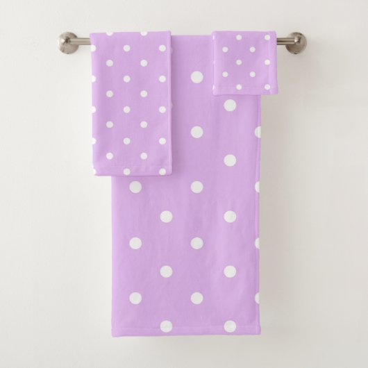 Ensemble de serviettes de bain pourpre Polka Dot (En situation)