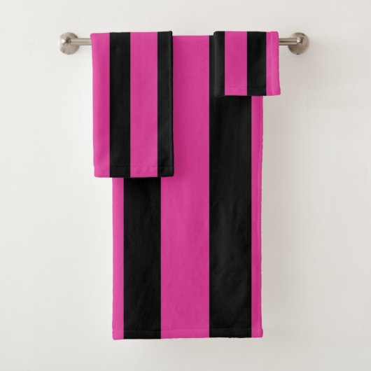 Ensemble de serviettes de bain rayées rose et noir (En situation)