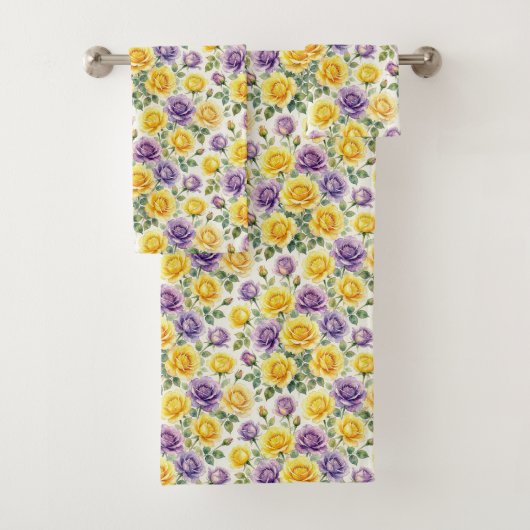 Ensemble de serviettes de roses violettes et jaune (En situation)