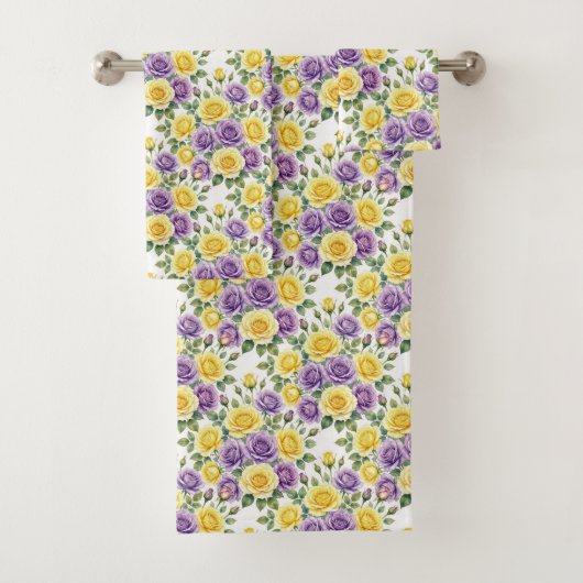 Ensemble de serviettes de roses violettes et jaune (En situation)
