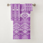 Ensemble de serviettes décoratives pourpres (En situation)