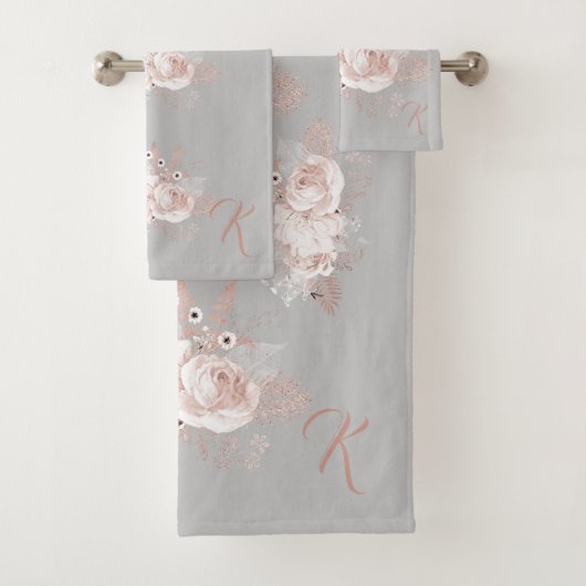 Ensemble de serviettes gris Monogramme Floral Rose (En situation)