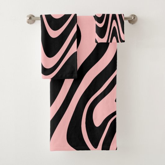 Ensemble de serviettes roses et noires (En situation)