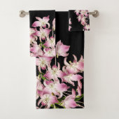 Ensemble noir de serviette de Bath de fleurs roses (En situation)