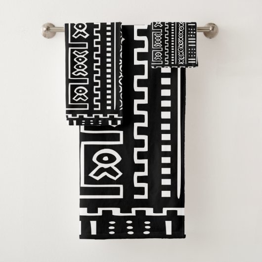 Ensemble noir et blanc de serviette de Mudcloth (En situation)