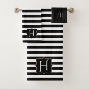 Ensemble rayé noir et blanc décoré d'un monogra