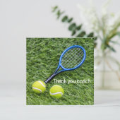 Entraîneur Merci de tennis avec raquette sur vert (Debout devant)