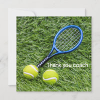 Entraîneur Merci de tennis avec raquette sur vert