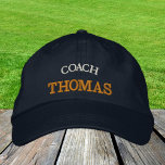 ENTRAÎNEUR "nom" casquette de baseball brodé / or<br><div class="desc">Chapeaux brodés : Casquette de baseball classique doré / noir avec le texte "COACH" et votre "nom" pour les meilleurs entraîneurs,  sports,  fitness,  team building / jeux familiaux</div>