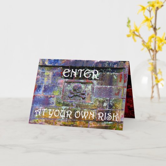 Entrée Risquée, carte tête de mort et os croisés (Fleur jaune)