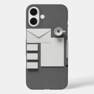 Envelop Visitekaartje Letter en grijze achtergrond iPhone 16 Plus Hoesje