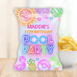 Enveloppe de sac à chips de la fête de la piscine<br><div class="desc">Ajoutez un peu de flair à vos collations grâce à notre bac à chip Party Pool Wrappers! Avec un design néon dynamique qui met en valeur tous les éléments amusants d'une fête de piscine - du soleil et du palmier aux flotteurs de piscine et aux flamants roses - ces enveloppements...</div>