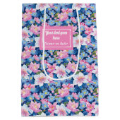 Envelopper délicatement un sac cadeau à fleurs ros (Dos)