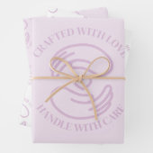 Envelopper le papier d'artisanat avec amour (En situation)