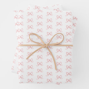 Envelopper un emballage cadeau pour le cou en rose