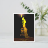 Envoyer la liberté : la carte postale Statue de la (Debout devant)