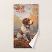 Épanouissement de Brittany Spaniel dans les feuill (Serviette à main)