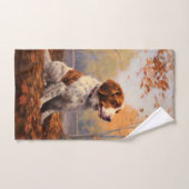 Épanouissement de Brittany Spaniel dans les feuill (Serviette à main)