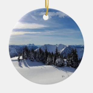 Epische sneeuw en bergzicht keramisch ornament
