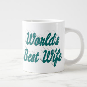 Épouse avec un énorme mug de café à moitié vert