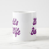 Épouse avec une énorme tasse de café à moitié text (Devant)