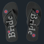 Épouse de Lotus noir et rose<br><div class="desc">C'est Black and Pink Lotus Flower Bride's Fun, tongs de mariage personnalisés.</div>