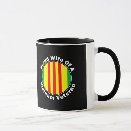 Épouse fière d'une tasse de tasse de café de (Droite)