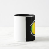 Épouse fière d'une tasse de tasse de café de (Centre)