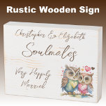 Épouses mariées joyeusement chouettes chouettes br<br><div class="desc">Épaules Boîtier blanc cassé rustique en bois avec texte brun. Très heureux mariage mariage anniversaire idée cadeau pour votre mari. Avec des chouettes mignonnes et des coeurs d'amour.</div>