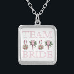 ÉQUIPE BRIDE Rose rose Mariage Bridesmaid Collier<br><div class="desc">Le collier présente une illustration originale d'une série d'illustrations sur le thème du mariage,  dont une boutonnière et un bouquet de roses,  avec TEAM BRIDE dans une police amusante. Un grand cadeau de mariée / fête de mariée!</div>