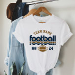 Équipe de football féminine Brown et bleue<br><div class="desc">Custom Football Name and Player Number T-Shirt for Mom - montré dans White Design for football mams caractéristiques des lettres rétro et texte personnalisé qui peuvent être personnalisés avec un nom d'équipe et le numéro de maillot du joueur. Le bleu marine et le brun doré peuvent être customisés.</div>