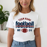 Équipe féminine de football sur mesure rouge foncé<br><div class="desc">Custom Football Name and Player Number T-Shirt for Mom - montré dans White Design for football mams caractéristiques des lettres rétro et texte personnalisé qui peuvent être personnalisés avec un nom d'équipe et le numéro de maillot du joueur. Le rouge foncé et le bleu marine peuvent être customisés.</div>