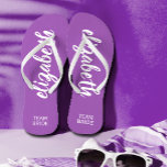 Équipe mariée violet blanc personnalisée<br><div class="desc">Les tongs violets et blancs - ou de toute couleur - sont personnalisés avec votre nom et votre "Epouse d'Équipe" ou tout autre texte que vous choisissez. Grand cadeau de femme de chambre, fête de bachelorette, chaussures plates pour la réception de mariage, ou une fête de la nuptiale amusante. Changez...</div>