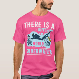 Er is een andere wereld onder water duiker t-shirt