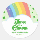 Er is een charme regenboog 3e verjaardagsfeest ronde sticker (Voorkant)